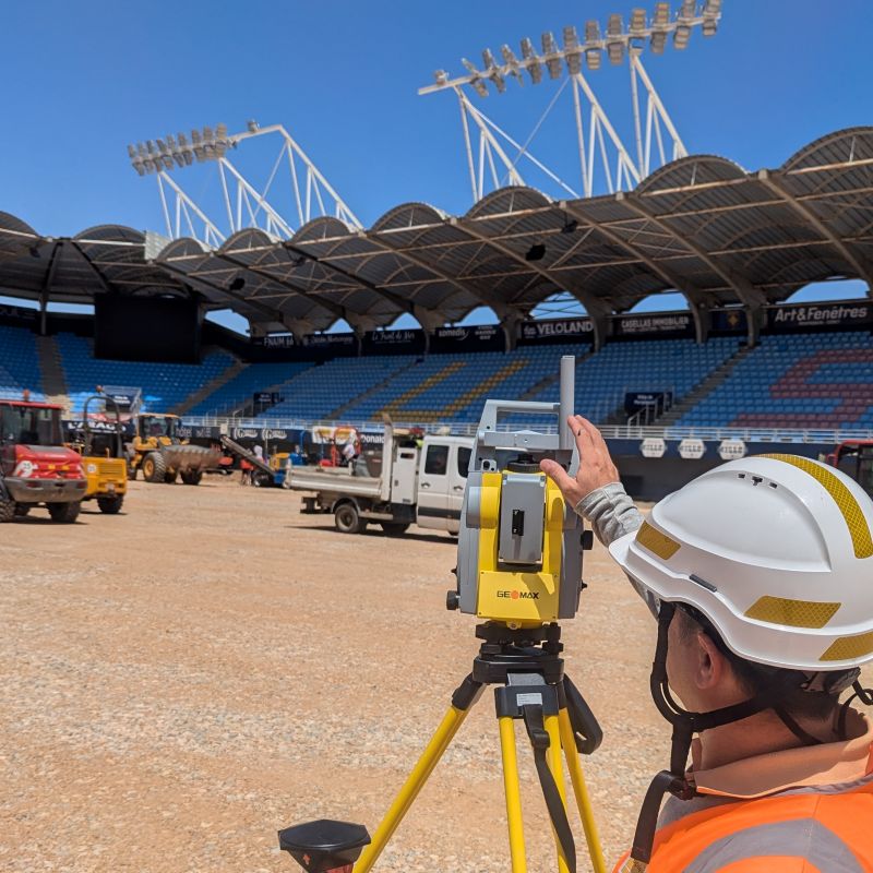 Formation sur mesure BTP : technicien relève un ouvrage VRD avec une station.