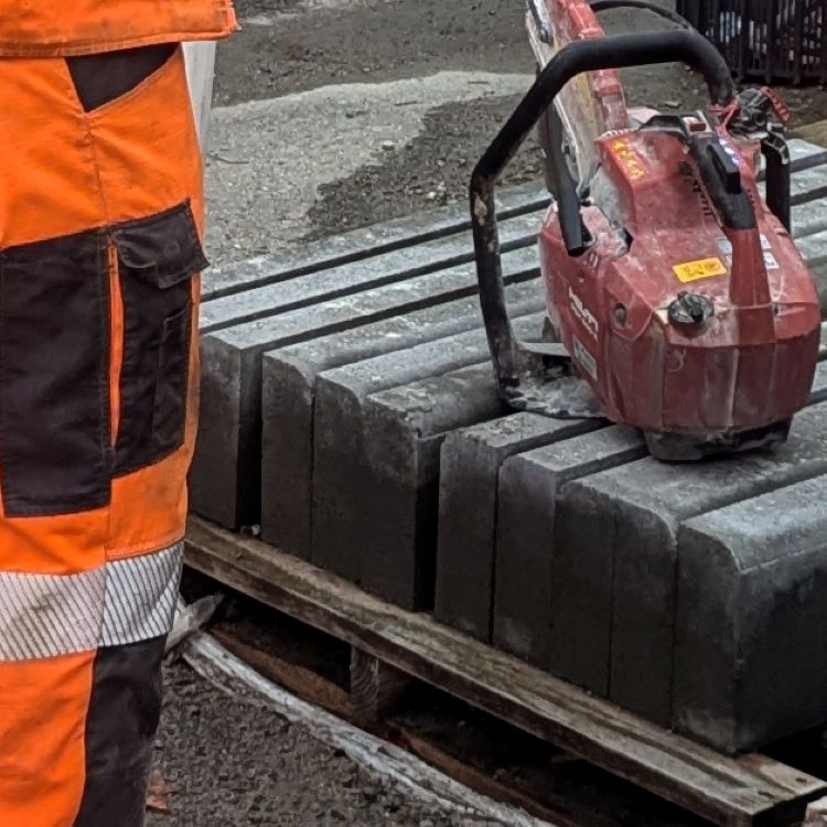 Sécurité des chantier : utiliser une découpeuse thermique.