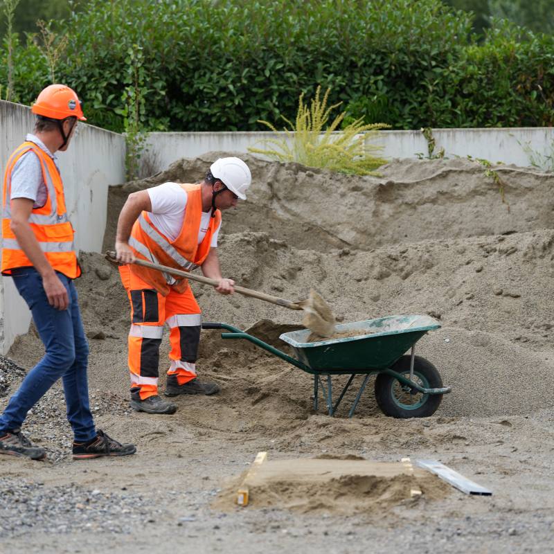 Action prévention chantier : technicien du BTP avec gestes et postures.
