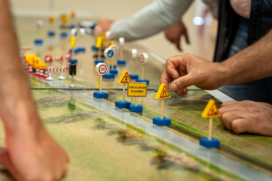 Idée pour une journée sécurité au travail : activité ludique sur plateau de jeu.